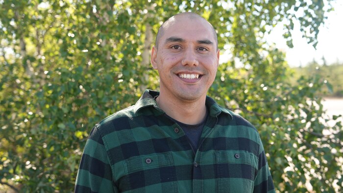 Kelvin Kotchilea, devant un arbre, le 6 août 2024, à Yellowknife.
