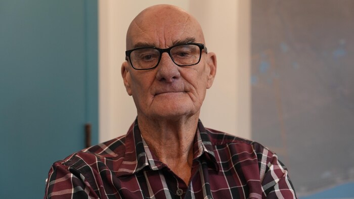 Frank Pope fixe la caméra, le 17 octobre 2024, à Norman Wells.