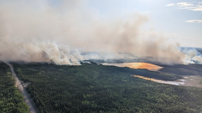Vue aérienne d'un feu de forêt en Alberta, le 5 juin 2023.