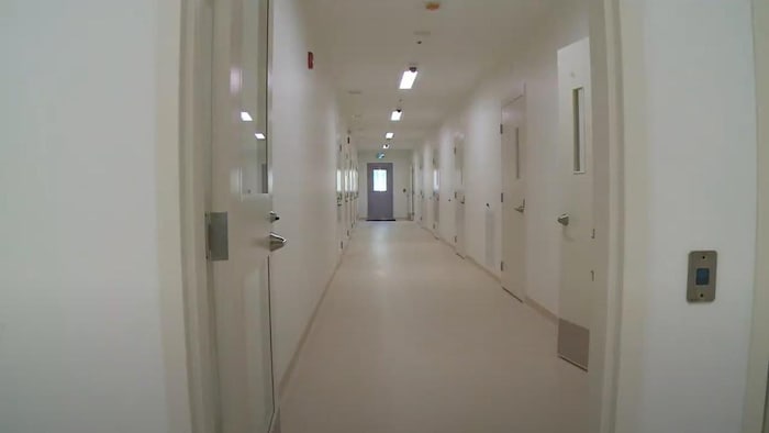 Le corridor d'une prison.