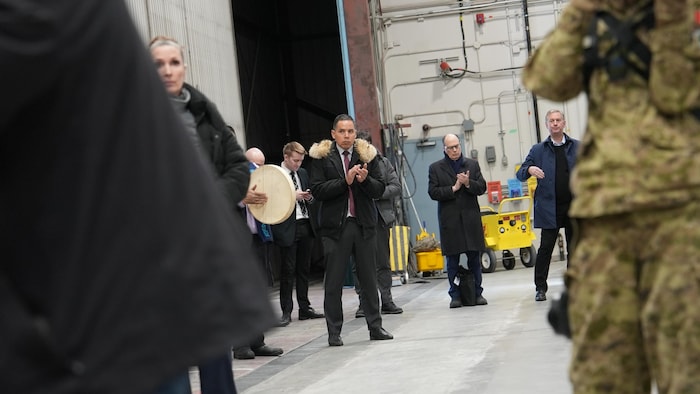 Natan Obed en train d'applaudir.