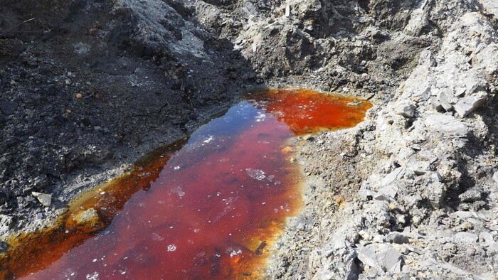 Une petite masse d'eau de couleur ambrée.