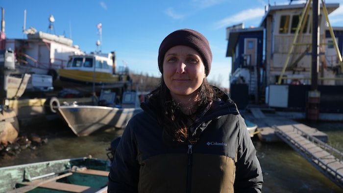 Portrait de Stephanie Vaillancourt au port de Yellowknife.