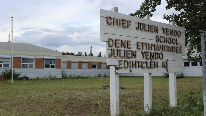 Un panneau affichant le nom de l'école Julien Yendo, à Wrigley, aux Territoires du Nord-Ouest, le 12 juillet 2022.