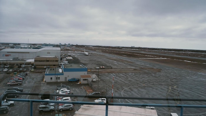 Vue sur l'aéroport et une piste, le 24 avril 2024, à Yellowknife.