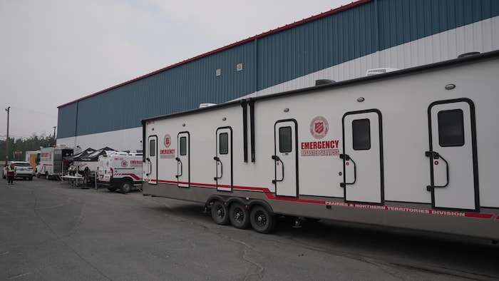 Des camions et une tente des Services d'urgence et d'aide aux sinistrés de l'Armée du Salut.