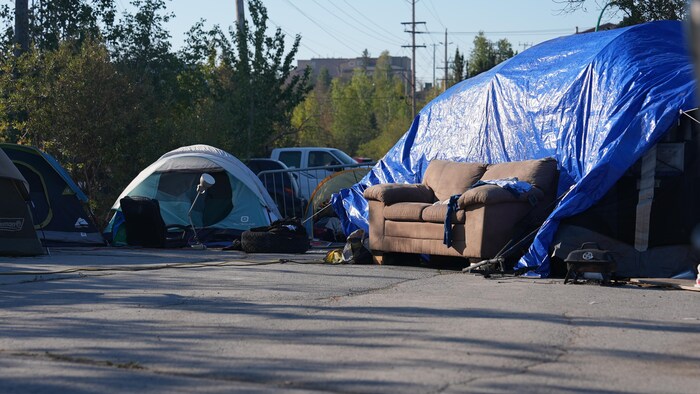 Tentes et un divan dans un stationnement, à Yellowknife.