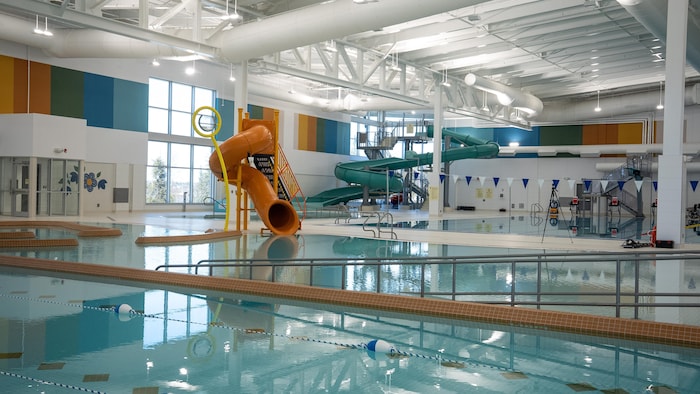 Une glissoire près du bassin pour enfant au centre aquatique, le 30 avril 2025. 