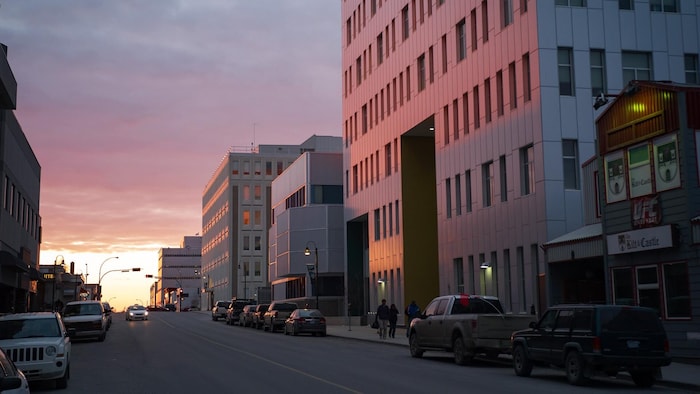 Une rue du centre-ville de Yellowknife au coucher du soleil. 