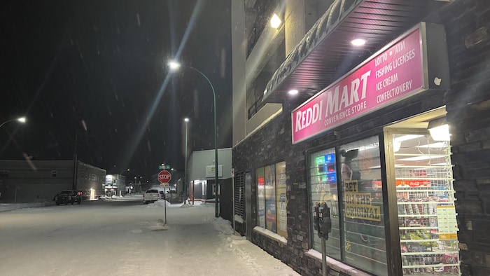 La façade d'un dépanneur en hiver.