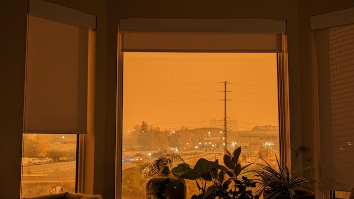 Une ville enfumée sous un ciel jauni.