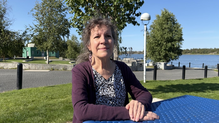 Lydia Bardak assise dans un parc.