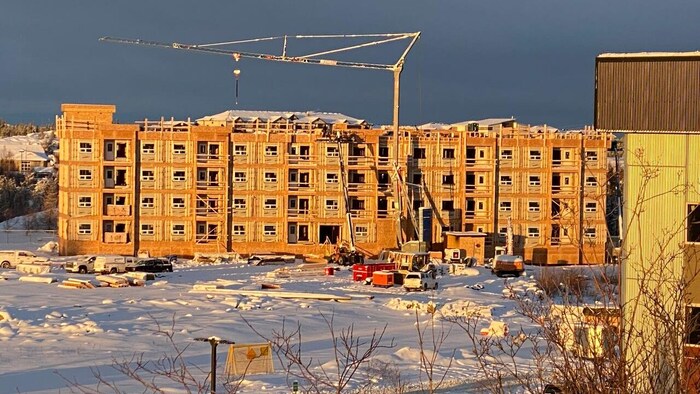 Immeuble en construction, en hiver, à Yellowknife.