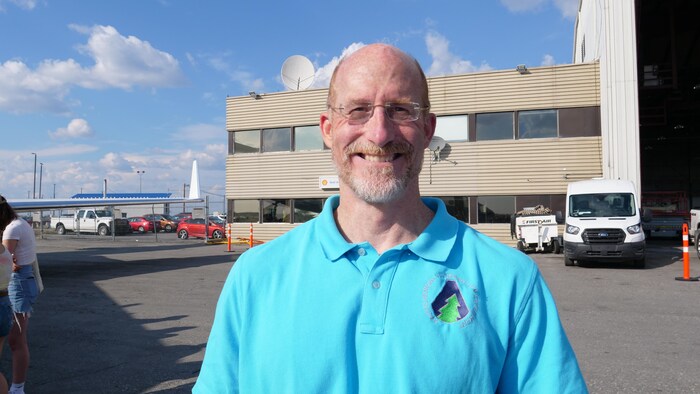 Le scientifique Charles Miller pose lors de portes ouvertes à Yellowknife, le 16 août 2022.