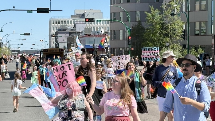 Un défilé de la fierté LGBTQ+ dans une rue de Yellowknife.