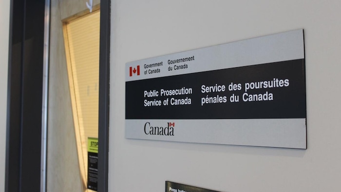 Enseigne près d'une porte dans un édifice de Yellowknife sur laquelle est écrit Service des poursuites pénales du Canada.