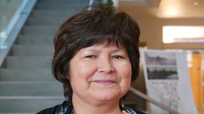 Personne souriante aux cheveux courts, portant un foulard avec des fleurs, le 24 novembre 2023, à Yellowknife.