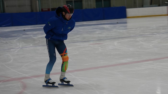 Un jeune patineur de vitesse sur la glace