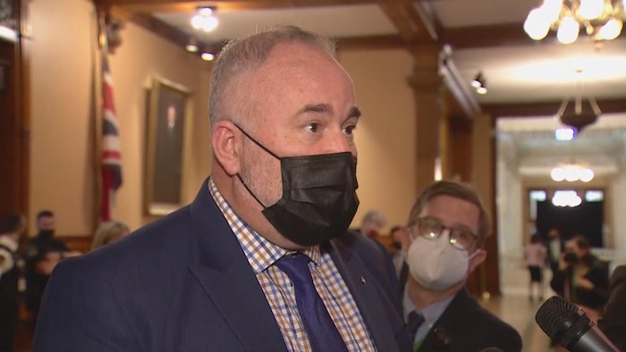 Le ministre de l'Énergie, Todd Smith, en mêlée de presse à Queen's Park.
