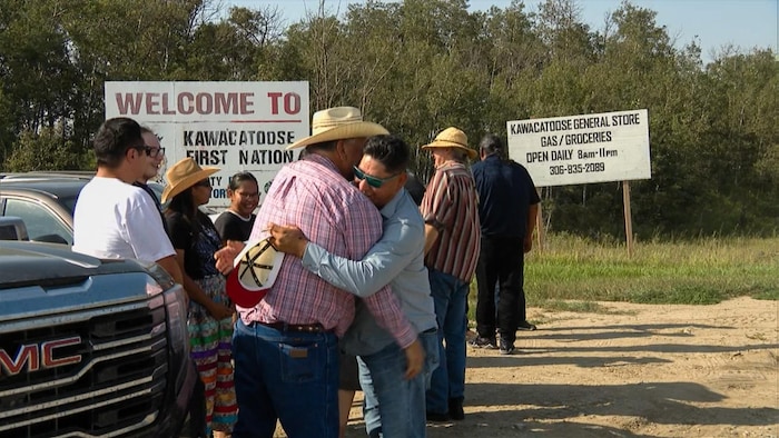 Des habitants de la Première Nation de Kawacatoose, en Saskatchewan, célèbrent alors qu'une toile de tipi volée il y a plus de 100 ans revient dans la communauté, le 28 août 2026.