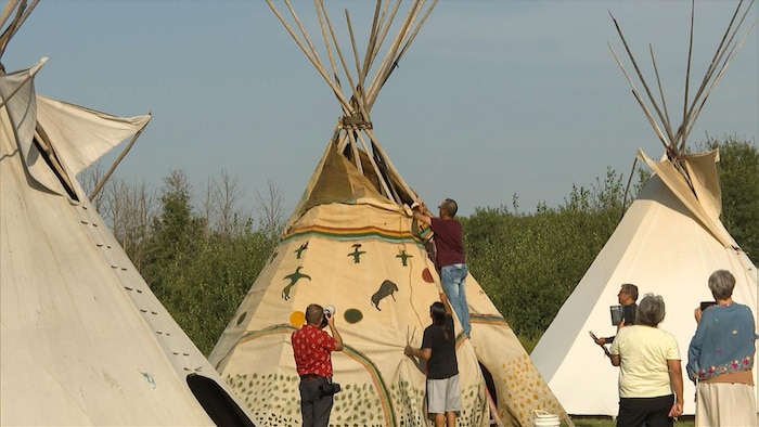 Des membres de la Première Nation Kawacatoose, en Saskatchewan, installent la toile d'un tipi volée à la communauté il y a plus de 100 ans. (28 août 2026)