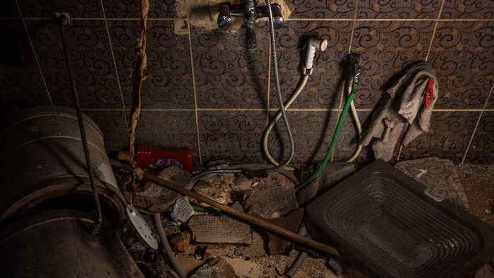 Une salle de bain endommagée à la suite d'une frappe israélienne visant une maison dans la région de Baalbeck, dans l'est du Liban.
