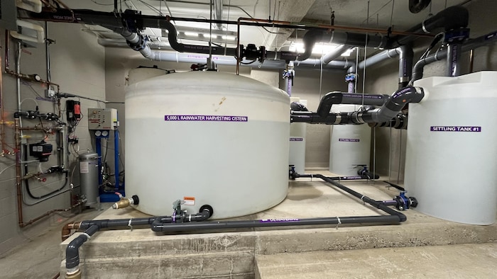 Des réservoirs munis de tuyaux et rattachés à des systèmes de traitement d'eau.
