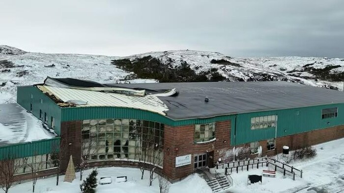 Le toit d'un édifice lourdement endommagé.