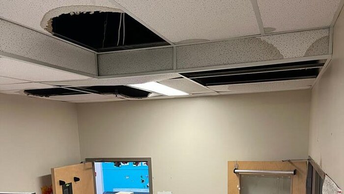 Un trou dans le plafond du pavillon Monique-Rousseau de l’École canadienne-française, le 10 octobre 2023.