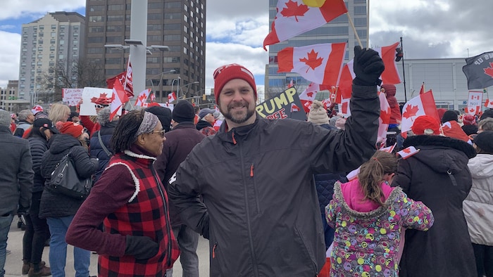 Todd Wilton brandissant un drapeau.