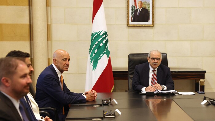 L'émissaire américain pour le Liban, Tom Barrack, lors de sa rencontre avec le premier ministre libanais Nawaf Salam, à Beyrouth, le 7 juillet 2025.