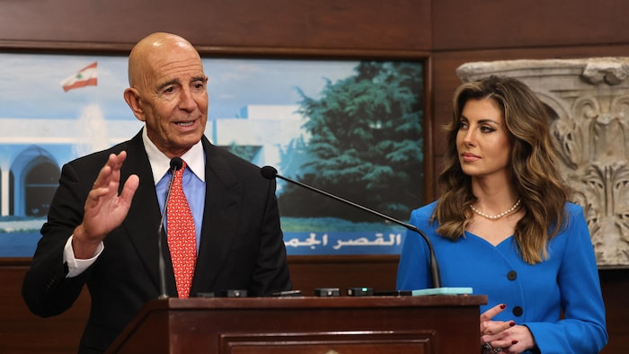 Tom Barrack et Morgan Ortagus devant un pupitre.