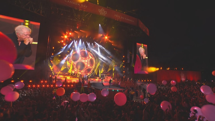 Le chanteur manitobain Tom Cochrane interprète à l'harmonica son succès « Life is a highway », le 1er juillet 2025, à Ottawa.