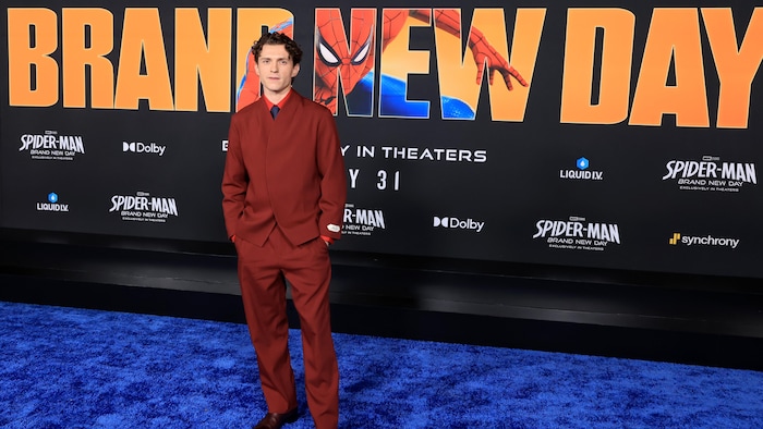 L'acteur pose sur le tapis rouge.