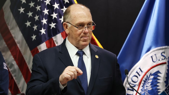 Tom Homan parle lors d'une conférence de presse.