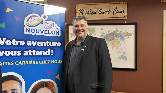 Tom Michaud lors de la foire de carrières à Sudbury.