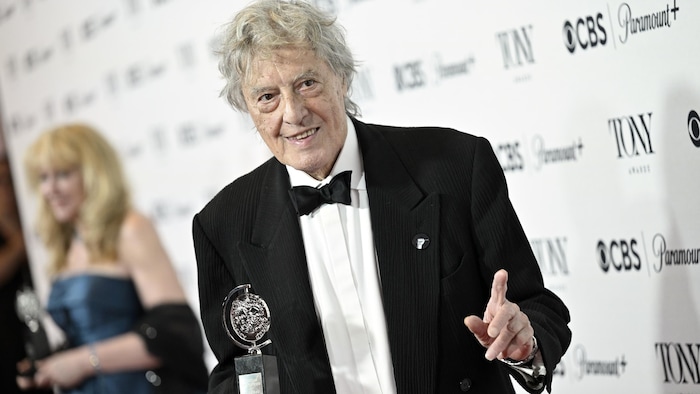 Tom Stoppard pose avec un trophée Tony.