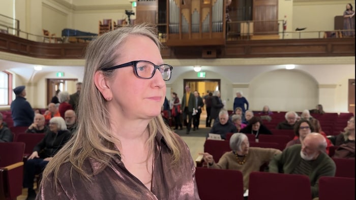 Tommy-Jo Mortenson parle devant la caméra.