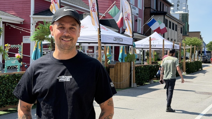 Portrait de Tommy Lemieux-Cloutier, devant les terrasses.
