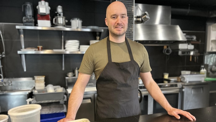 Le chef Tommy Roy au comptoir de son restaurant Arlequin à Rimouski.