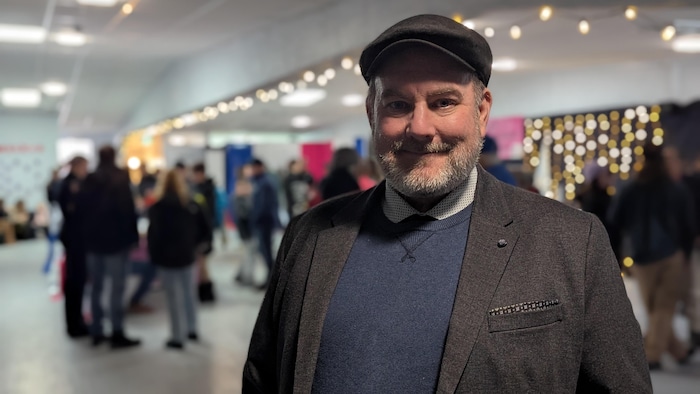 Tomy Boucher pose pour la caméra en souriant légèrement.