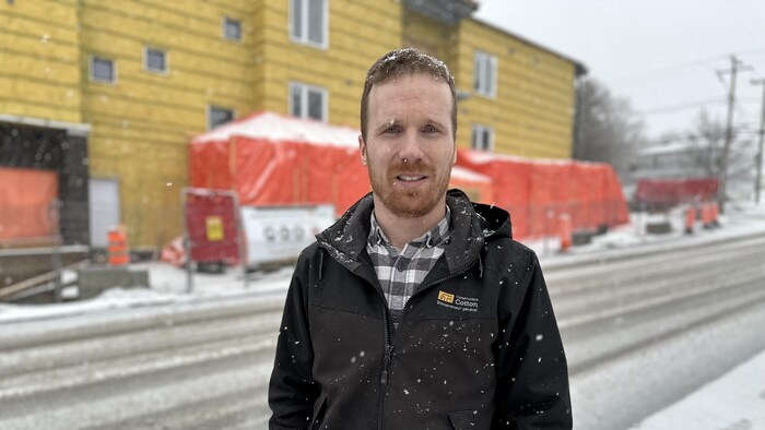 Tony Cotton regarde la caméra à travers des flocons de neige