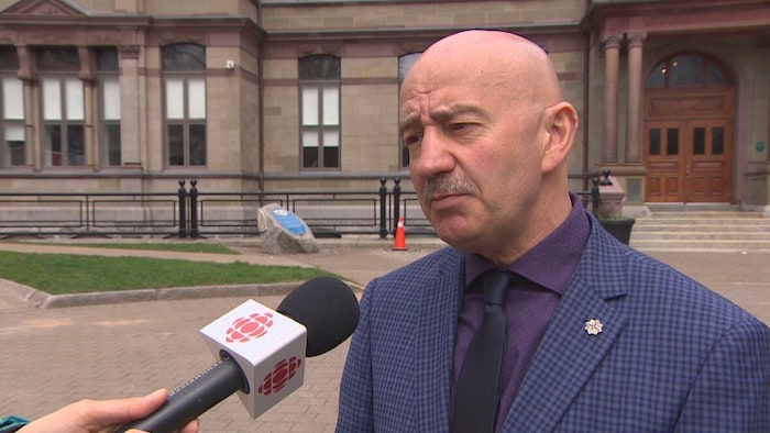 Tony Mancini en entrevue devant l'hôtel de ville.