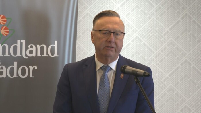 Le premier ministre, Tony Wakeham, lors de la conférence de presse le 27 mai.
