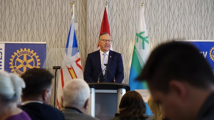 Le premier ministre de Terre-Neuve-et-Labrador, Tony Wakeham, en train de livrer un discours.