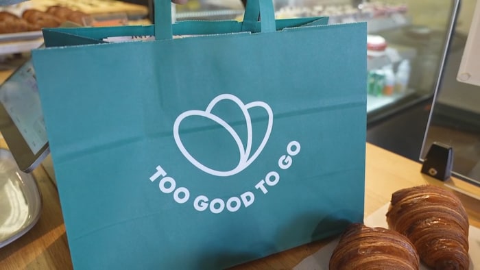 Un sac rempli de produits sur un comptoir.
