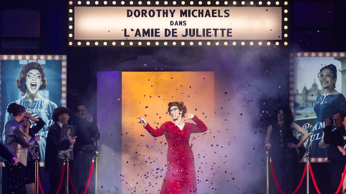 Une femme sur un scène dans un spectacle