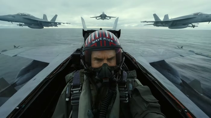 Tom Cruise vole dans un avion de chasse.
