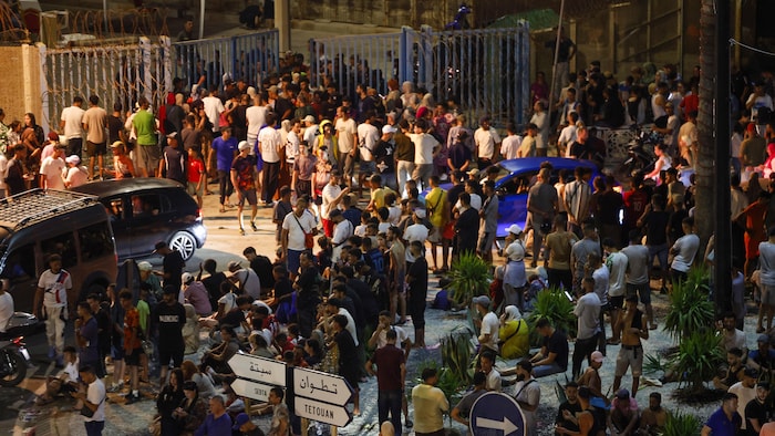 Des personnes se rassemblent à Bab Sebta, à la frontière entre le Maroc et l'Espagne, près de l'enclave espagnole de Ceuta et de la ville marocaine de Fnideq, le 30 juillet 2026.