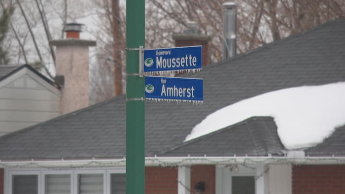 Pancartes indicatives du boulevard Moussette et la rue Amherst à Gatineau.